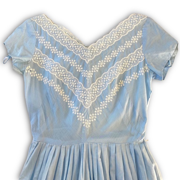 1950s Vintage CottageCore Embroidered Dress - Picture 4 of 16